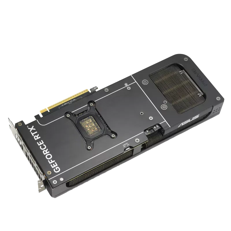 بکپلیت ASUS PRIME RTX 5070 نمای زاویهدار بکپلیت کارت گرافیک ASUS PRIME RTX 5070 و دریچه دفع حرارت